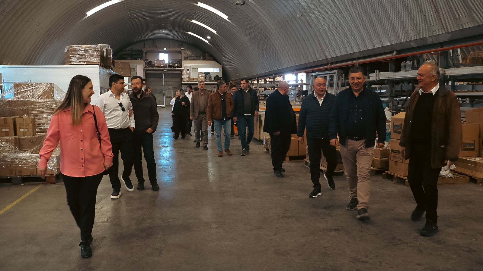 OKSİAD Yönetim Kurulu üyeleri Hendek fabrikasının ana üretim koridorunda eşlik eden Alkur ekibiyle birlikte.