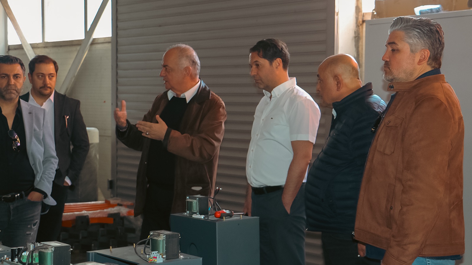Üretim sorumlularımız OKSİAD heyetine kontrol kartı ve hidrolik test düzeneğini açıklarken.