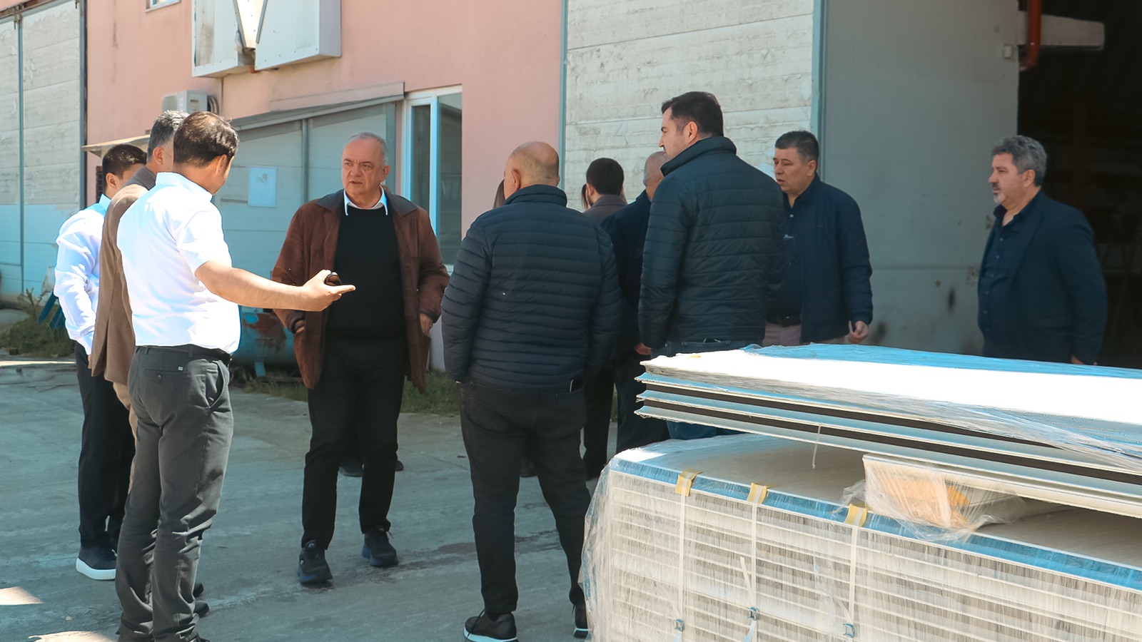 NORMDOCK yükleme rampası üretim alanında heyet ve teknik ekibimiz.