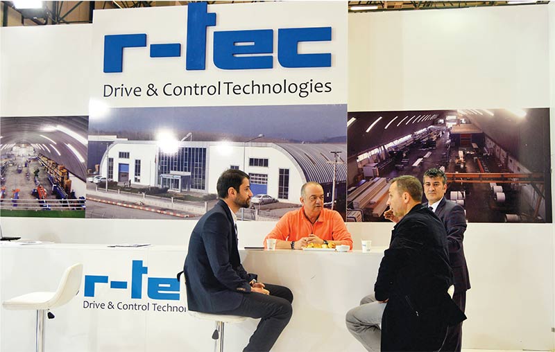 800x508 r-tec standında Win&ART ekibiyle söyleşi anı. r-tec standında Win&ART ekibiyle söyleşi yapan Reha Kurtuluş.